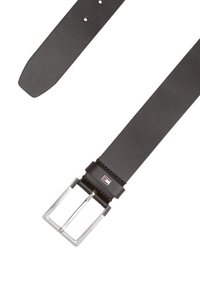 Ceinture en cuir noir avec une boucle rectangulaire en métal argenté. Elle dispose de plusieurs trous pour l'ajustement et d'un petit logo sur la boucle.