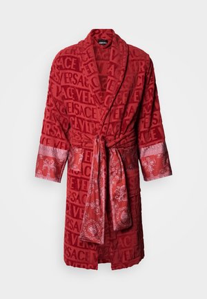 Halat roșu din material terry, cu model în relief al logo-ului Versace. Mâneci din satin cu design floral și curea asortată. Textură moale.