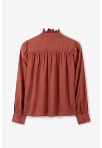 Blouse à manches longues couleur rouille avec un dos froncé, un col haut à volants et des poignets boutonnés sur fond blanc.