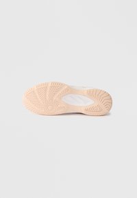 Σόλα παπουτσιού με υφασμένο καουτσούκ, ανοιχτό ροζ χρώμα, διαθέτει ζιγκ-ζαγκ μοτίβο και κυκλικό σχέδιο κοντά στο κέντρο για πρόσφυση.