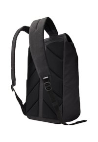 Mochila negra con correas de hombro ajustables y acolchadas, con una textura de rombos y una correa lateral. Presenta la marca Thule en la parte frontal.