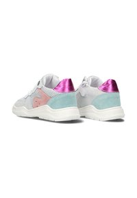 Sneakers in lichtgrijs mesh en suède met roze en teal accenten, met een glanzend roze hakkap en een textuurdesign. Witte zool.