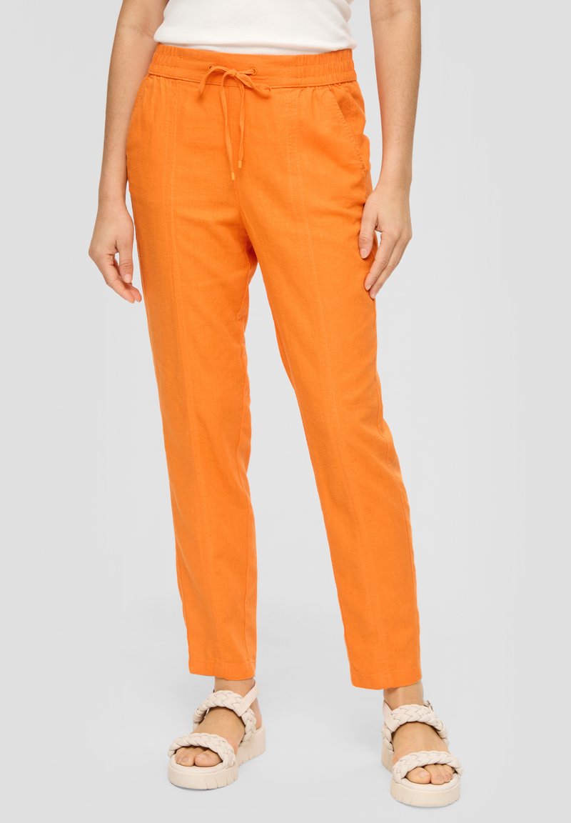 Orangefarbene Hose mit elastischem Taillenbund und Kordelzug. Verfügt über zwei Seitentaschen und ein schmal zulaufendes Bein. Leichte Leinenstruktur.