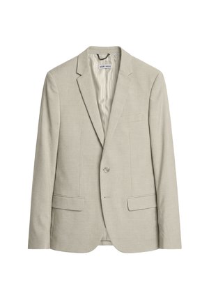 Blazer para hombre color beige claro con un solo botón, solapas con muesca, dos bolsillos delanteros de solapa y un bolsillo en el pecho, exhibido sobre un fondo blanco.