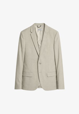 Muški svijetlo bež sako s jednim gumbom, s urezanim reverima, dva prednja džepa s preklopom i jednim prsnim džepom, prikazan na bijeloj pozadini.