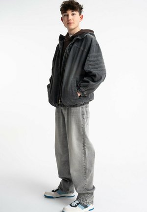 - Jeansy Relaxed Fit