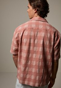 Next TEXTURED CHECK SHORT SLEEVE  WITH CUBAN COLLAR  - REGULAR FIT - Skjorta - pink
