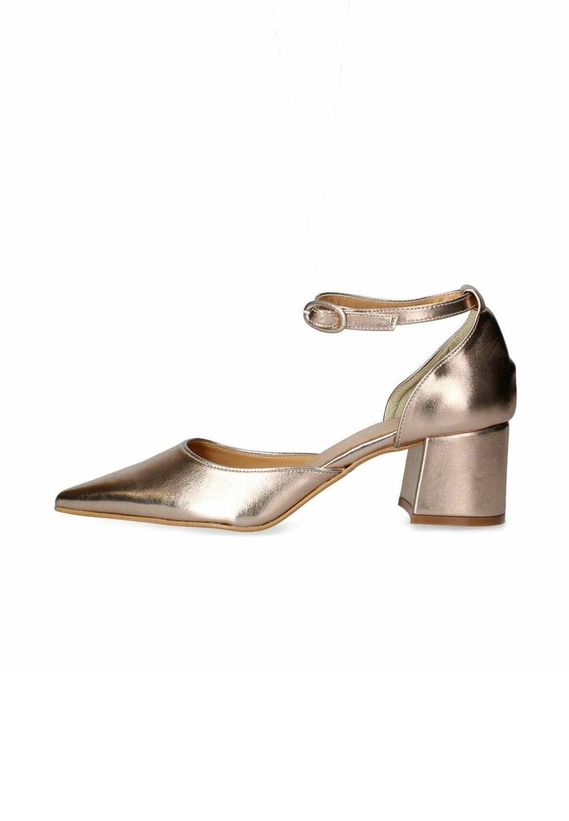 Scarpa con tacco a blocco in oro rosa metallico, con punta affusolata e cinturino alla caviglia con fibbia, realizzata in materiale sintetico liscio.