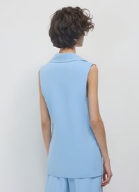 Canottiera azzurra senza maniche con colletto strutturato, texture liscia e vestibilità sartoriale, caratterizzata da un design con schiena dritta.