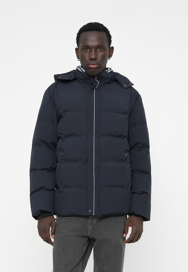Marineblaue Daunenjacke mit Reißverschluss- und Knopfverschluss, verstellbare Kapuze und schrägen Steppdetails; verfügt über vordere Reißverschluss-Taschen.