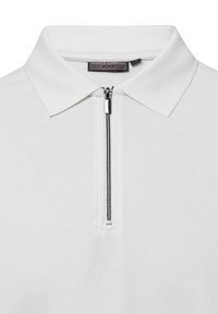 Polo bianco con collo a zip, realizzato in tessuto texturizzato. Presenta un colletto classico e una cerniera argento con un tirante.