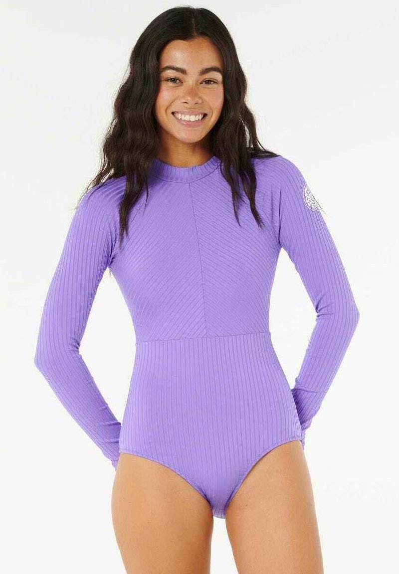 Maillot de bain long à manches violettes avec texture côtelée, encolure arrondie et coupe ajustée. Présente un patch logo sur l'épaule gauche.
