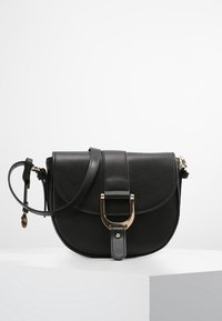 Sort læder crossbody taske med klaplukning, guldhardware og et rektangulært spænde. Inkluderer en aftagelig skulderrem.