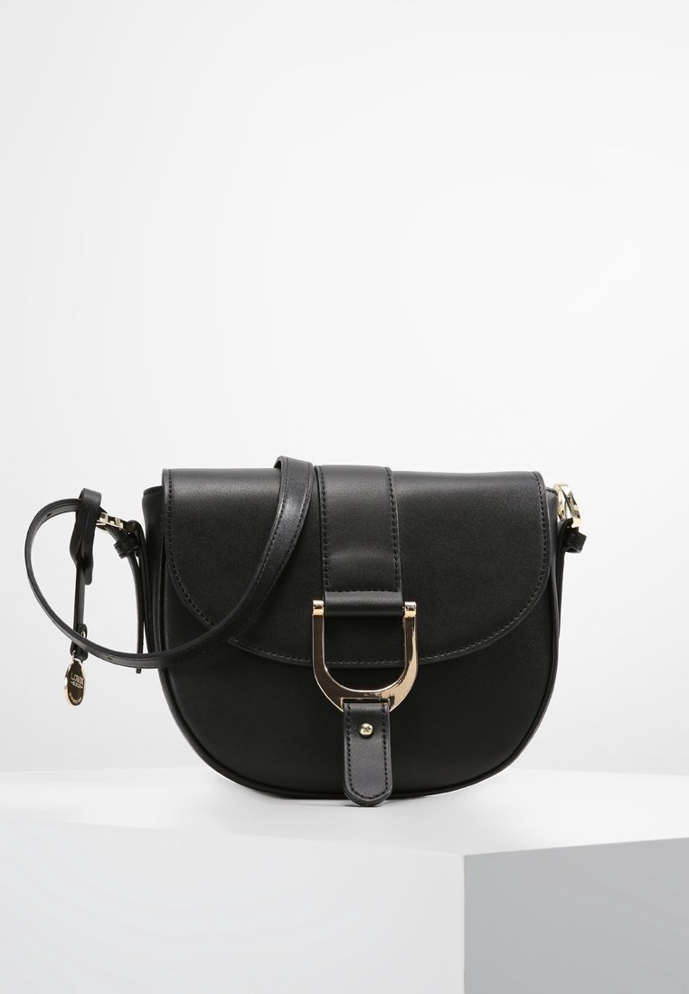 Sort læder crossbody taske med klaplukning, guldhardware og et rektangulært spænde. Inkluderer en aftagelig skulderrem.