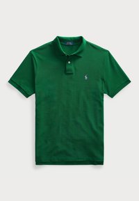 Grön pikétröja med texturerad tyg, korta ärmar, tvåknappsslutning och en liten lila logga på vänster bröst.