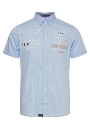 Svijetloplava košulja kratkih rukava s kopčanjem na dugmad, s printanim i izvezenim tekstom i logotipima. Mekana pamučna tkanina, ležerni dizajn.