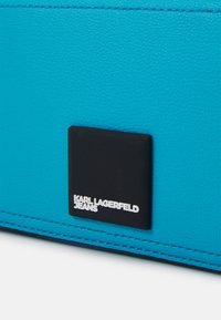 Karl Lagerfeld Jeans LOGO PATCH CAMERA - Taška s příčným popruhem - caribbean sea