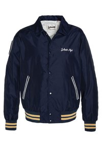 Chaqueta bomber azul marino con detalles en blanco, botones a presión, bolsillos laterales y puños y cintura de punto a rayas amarillas. Presenta un logo bordado.