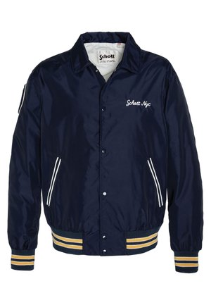 Chaqueta bomber azul marino con detalles en blanco, botones a presión, bolsillos laterales y puños y cintura de punto a rayas amarillas. Presenta un logo bordado.