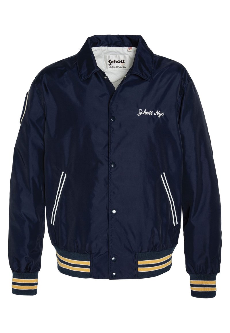 Chaqueta bomber azul marino con detalles en blanco, botones a presión, bolsillos laterales y puños y cintura de punto a rayas amarillas. Presenta un logo bordado.