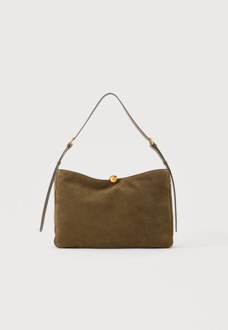 Sac à main en daim marron avec bandoulière réglable et fermeture par bouton doré sur fond clair uni.