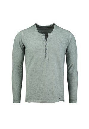 T-shirt à manches longues henley en gris clair, fabriqué en tissu doux. Dispose d'une patte de boutonnage à trois boutons et d'un col arrondi avec des coutures contrastées.