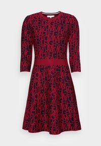 Röd och svart klänning med en texturerad mönstring av djärva bokstäver, rund hals, trekvartsärmar, med en åtsittande midja och utsvängd kjol.