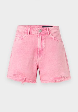 Różowe szorty z denimu o wysokim stanie, z postrzępionymi krawędziami, zapięciem na guziki i zamek z przodu oraz delikatnymi przetarciami przy kieszeniach.