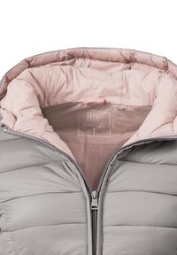 Bunda do puchu se šedým vnějším povrchem, zipovým zapínáním a měkkou růžovou podšívkou. Má horizontální prošívání a štítek s názvem značky a velikostí.