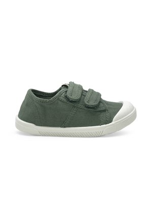 Basket basse en toile verte avec deux bandes Velcro réglables et un bout ainsi qu’une semelle en caoutchouc blanc.