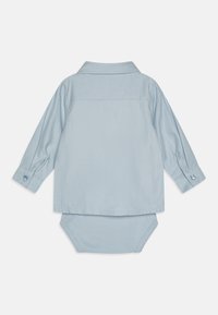 Hele sinine pika varrukaga kraega särk nööpidega mansetid, mis on allosas kinnitatud sobiva bodysuit'i külge. Tekstuuriga materjal üle kogu särke.