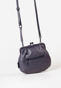 Borsa a tracolla in pelle viola con design arricciato, tracolla regolabile e tasca frontale con zip. Caratterizzata da dettagli in metallo.