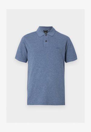 Polo bleu à manches courtes avec deux boutons, un col et un petit logo "BOSS" brodé sur le côté gauche de la poitrine.