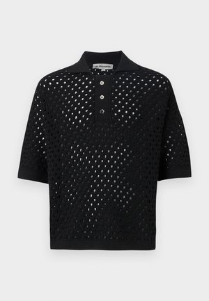 Polo shirt nero a maniche corte con design perforato, chiusura a tre bottoni e colletto a coste. Tessuto morbido e materiale traspirante.