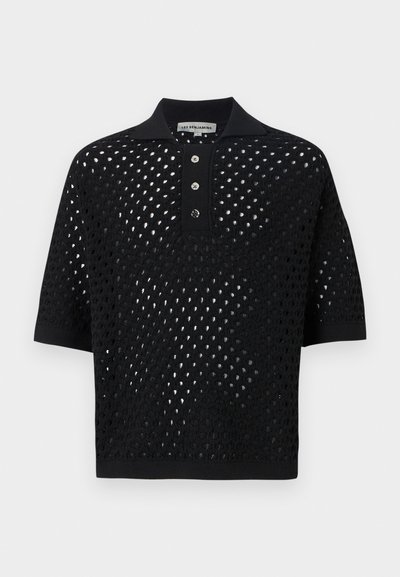 Polo noir à manches courtes avec un design perforé, patte de boutonnage à trois boutons et col côtelé. Tissu doux et respirant.