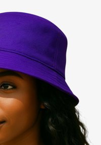 Cappello a secchiello viola in tessuto con intreccio strutturato, caratterizzato da una tesa larga e dettagli cuciti lungo la corona e la fascia.