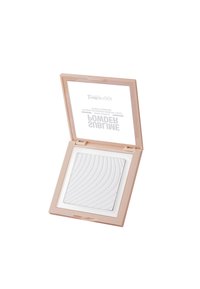 Cipria compatta quadrata in confezione rosa chiaro. Presenta una polvere bianca con un motivo ondulato. Specchio trasparente all'interno del coperchio con design testuale.