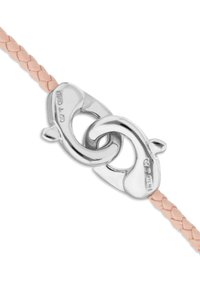 Pulsera de cuero rosa trenzado con un cierre doble de plata pulida que presenta contornos suaves y grabados sutiles.