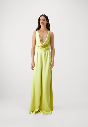 Tuta in raso senza maniche di un vivace verde lime. Presenta una profonda scollatura a V e un corpetto drappeggiato, con una vestibilità rilassata e pantaloni larghi.