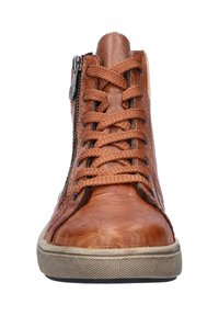 Zapatillas altas de cuero marrón con cordones en la parte delantera y cremallera lateral. Presentan una superficie texturizada y suela de goma para mayor agarre.