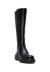 Bota de cuero negro hasta la rodilla con punta redondeada, suela texturizada y paneles elásticos laterales para mayor flexibilidad. Presenta detalles en metal.