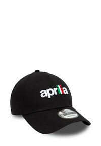 Cappellino da baseball nero con cinturino regolabile, dotato di logo "aprilia" ricamato in bianco e accenti di strisce verdi e rosse. Visiera arrotondata.