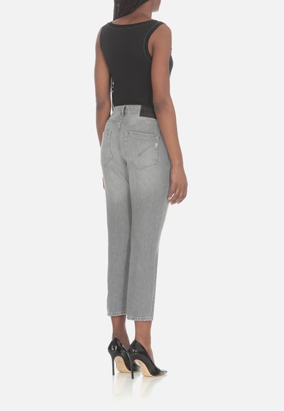 Jeans grigi alti in vita con un taglio dritto, abbinati a un top nero senza maniche. Presentano tasche posteriori e dettagli di cucitura sottili.