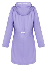 Jachetă impermeabilă purpurie cu glugă, talie cu șiret și manșete cu nasturi. Prezintă detalii textuale pe guler și o textură netedă.