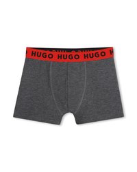 Σκούρα γκρι ανδρικά μποξεράκια με κόκκινη μέση που φέρει επαναλαμβανόμενο μαύρο κείμενο "HUGO" ως λογότυπο.