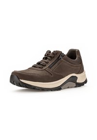 Chaussure de marche en cuir marron avec une surface texturée, fermeture à lacets et à glissière, semelle superposée en beige et noir, avec des détails de couture.