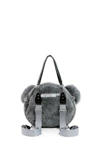 Bolso gris esponjoso con orejas redondeadas, correas de cuero negro y detalles plateados. Cuenta con cierre de cremallera y material texturizado similar a la piel.