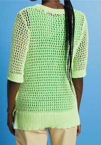 Limegrüner gestrickter Pullover mit einem lockeren Maschenmuster, dreiviertellangen Ärmeln und einem gerippten Saum mit seitlichen Schlitzen für zusätzlichen Komfort.