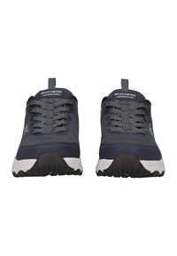 Chaussures d'aventure Skechers, avec un dessus en mesh gris foncé, des accents navy, un design à lacets, une semelle en caoutchouc durable et une languette au niveau du talon.