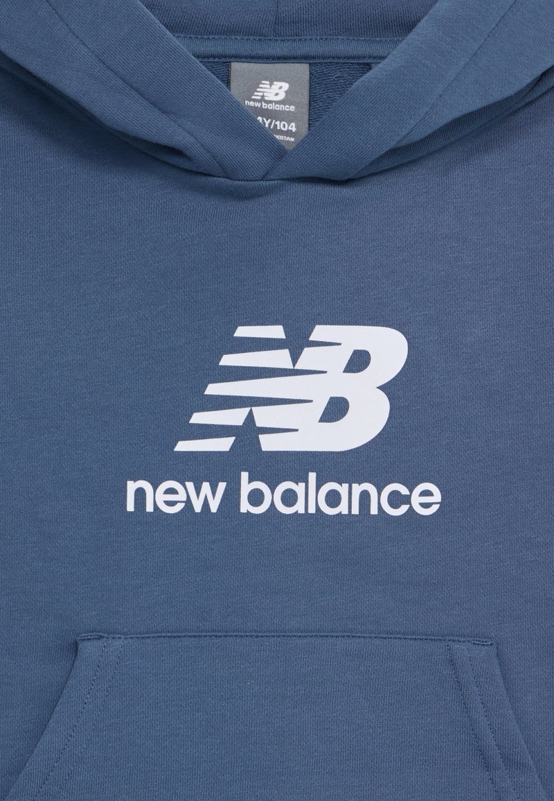 Sudadera azul marino hecha de tela suave, con un logotipo blanco de "New Balance" y un bolsillo frontal. Incluye capucha y puños acanalados.